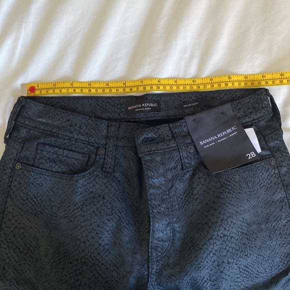Banana Republic Mid-Rise Skinny Ankle Snakeskin Jeans, black, grey, Size 28 - Picture 6 of 7